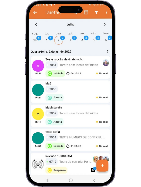 Smartphone com interface móvel da Quatenus para gestão operacional e navegação entre funcionalidades